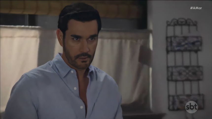 Fabián Bravo (David Zepeda) de camisa de botão aberta em cena de A.Mar
