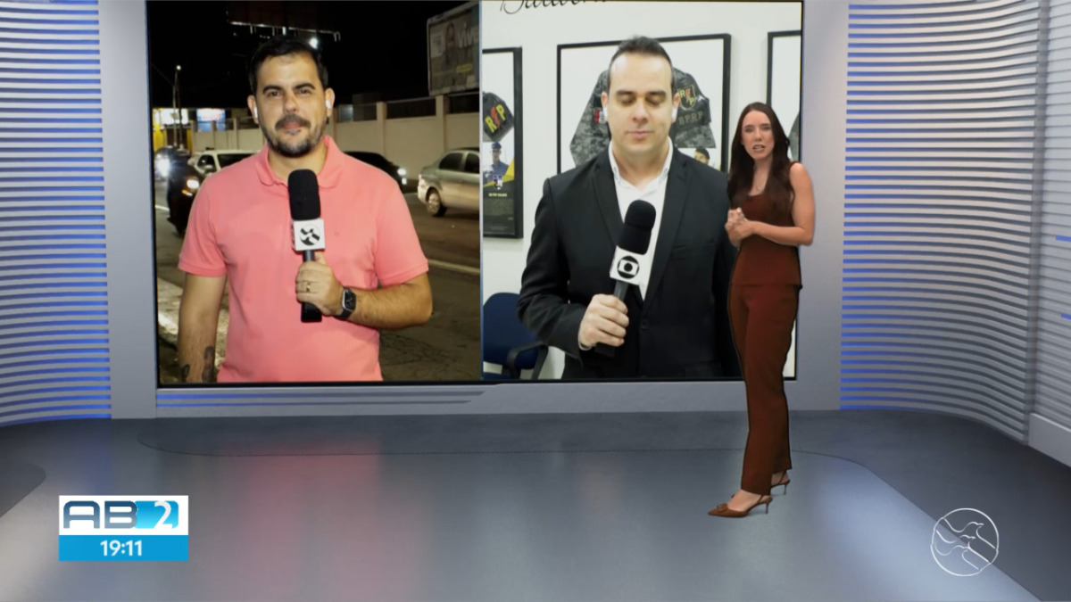 Nathália Lopes apresenta os repórteres do AB2 no telão do telejornal ao vivo