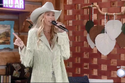 Adriane Galisteu de vestido brilhoso em tons de verde claro e chapéu cinza