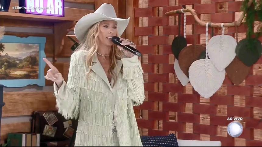 Adriane Galisteu de vestido brilhoso em tons de verde claro e chapéu cinza