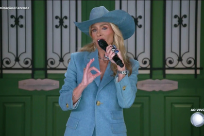 Adriane Galisteu vestida de azul para a noite de eliminação de Fernando Sampaio em A Fazenda 17