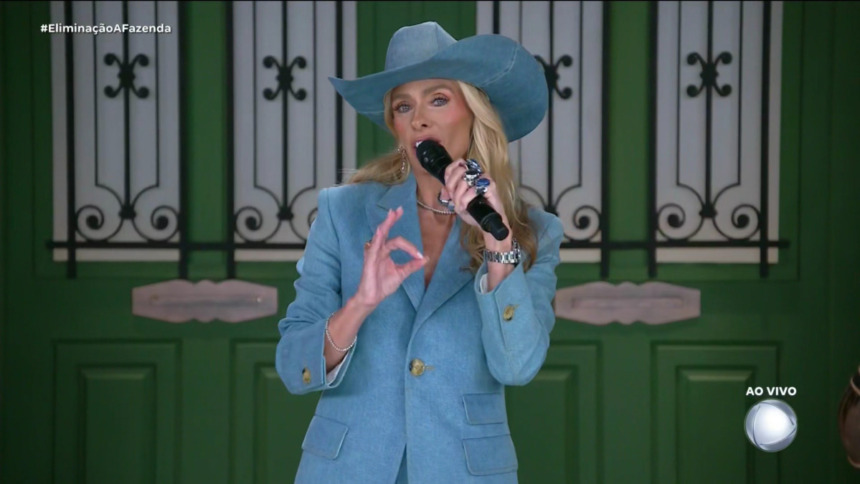 Adriane Galisteu vestida de azul para a noite de eliminação de Fernando Sampaio em A Fazenda 17