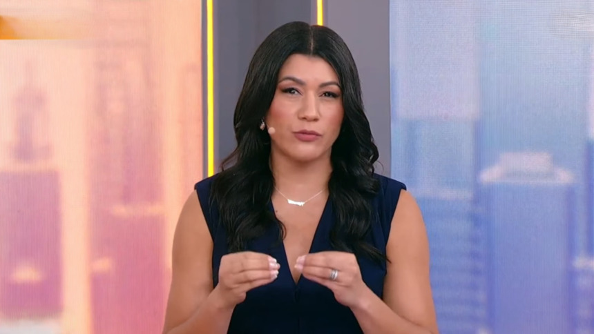 Dani Brandi de vestido azul no cenário do Alô Você após ser anunciada como coapresentadora