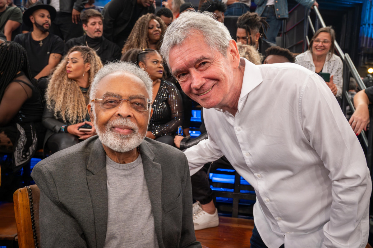 Serginho Groisman ao lado de Gilberto Gil no palco do Altas Horas