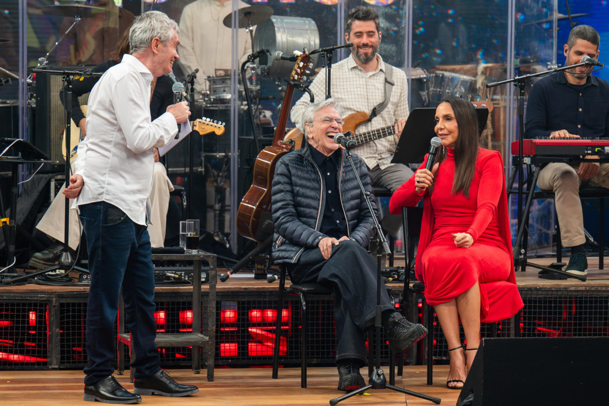 Serginho Groisman conversa com Caetano Veloso e Ivete Sangalo no palco do Altas Horas 