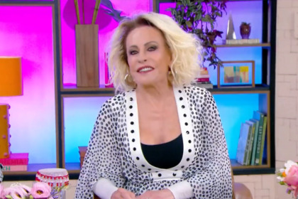 Ana Maria Braga sorridente no Mais Você