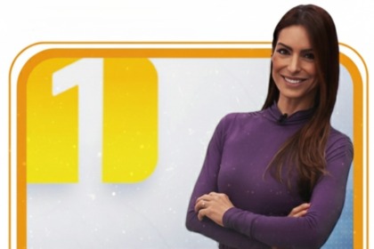 Andréa Resende em frente ao logo do AB1, novo telejornal da afiliada da Globo em Alagoas