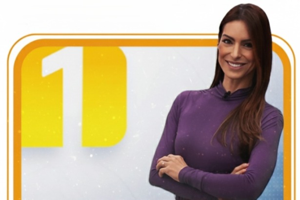 Andréa Resende em frente ao logo do AB1, novo telejornal da afiliada da Globo em Alagoas