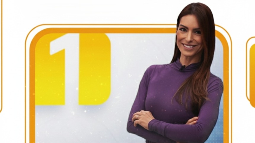 Andréa Resende em frente ao logo do AB1, novo telejornal da afiliada da Globo em Alagoas
