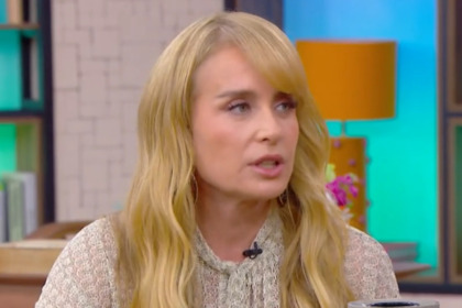 A apresentadora Angélica em uma entrevista no programa Mais Você. Ela está de cabelos loiros longos com franja e veste uma blusa bege rendada.
