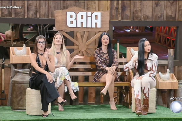 Duda, Saory, Rayane e Tàmires sentadas no banquinho da Baia de A Fazenda 17