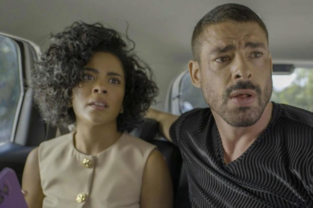 Bella Campos (Maria de Fátima) e Cauã Reymond (Cesar) em trecho da novela Vale Tudo