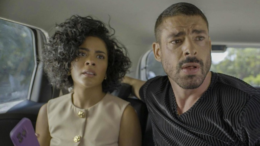 Bella Campos (Maria de Fátima) e Cauã Reymond (Cesar) em trecho da novela Vale Tudo