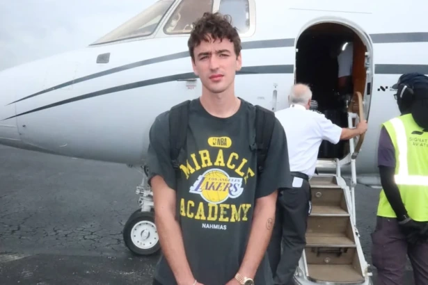 Influenciador Ben Bader em frente a um bimotor