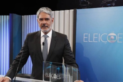 William Bonner em foto no cenário do debate eleitoral de 2022