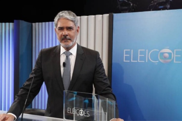 William Bonner em foto no cenário do debate eleitoral de 2022