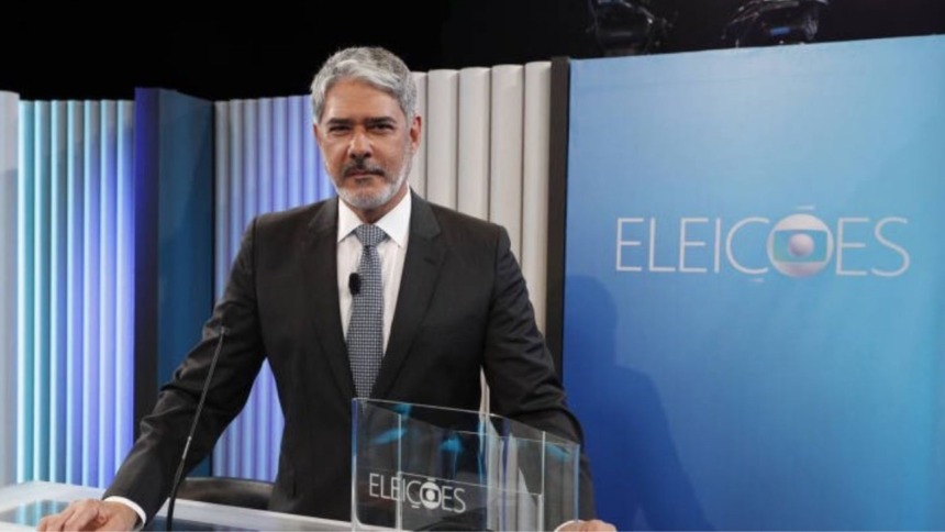 William Bonner em foto no cenário do debate eleitoral de 2022
