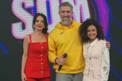 Andreia Horta, Marcos Mion e Alana Cabral no palco do Caldeirão com Mion