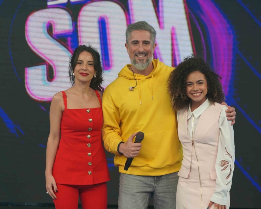 Andreia Horta, Marcos Mion e Alana Cabral no palco do Caldeirão com Mion