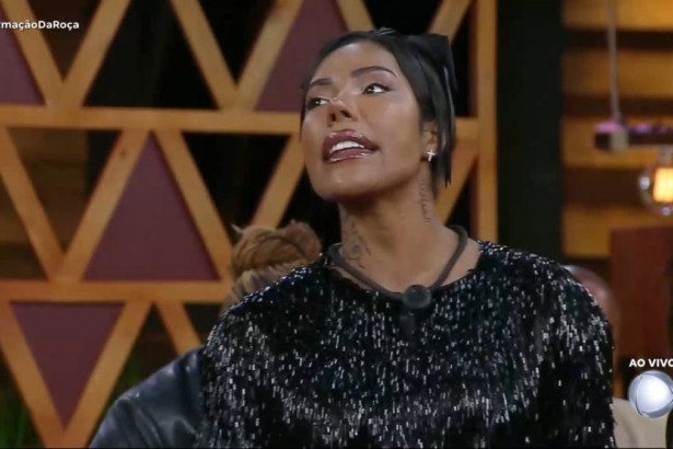 Carol abre a boca e discursa de roupa preta no cenário de A Fazenda 17