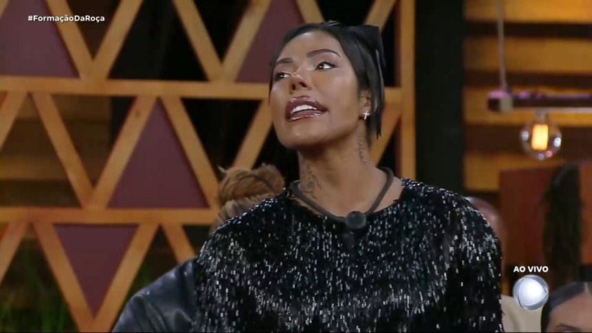 Carol abre a boca e discursa de roupa preta no cenário de A Fazenda 17