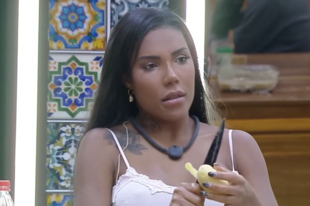 Carol Lekker descascando batata na cozinha de A Fazenda
