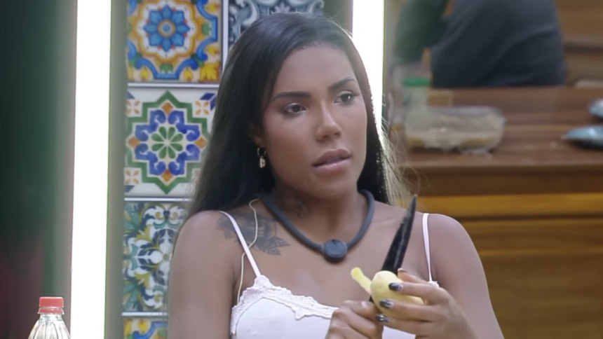 Carol Lekker descascando batata na cozinha de A Fazenda