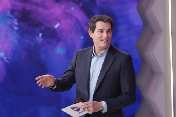 Celso Portiolli sorridente em trecho da coletiva de imprensa do Teleton 2025 no SBT