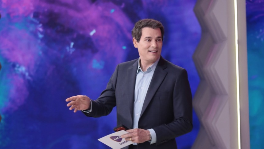 Celso Portiolli sorridente em trecho da coletiva de imprensa do Teleton 2025 no SBT