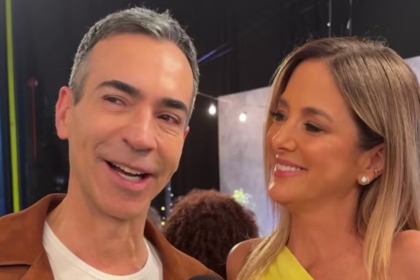 Cesar Tralli e Ticiane Pinheiro sorridentes nos bastidores da gravação da vinheta de fim de ano da Globo