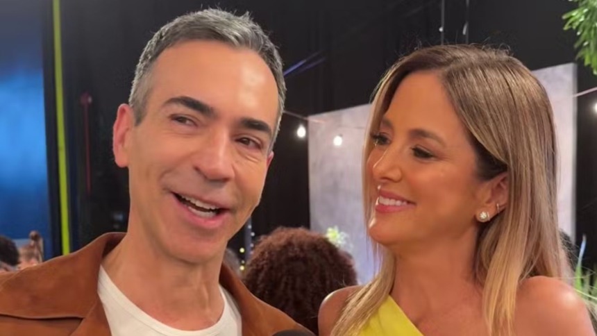 Cesar Tralli e Ticiane Pinheiro sorridentes nos bastidores da gravação da vinheta de fim de ano da Globo