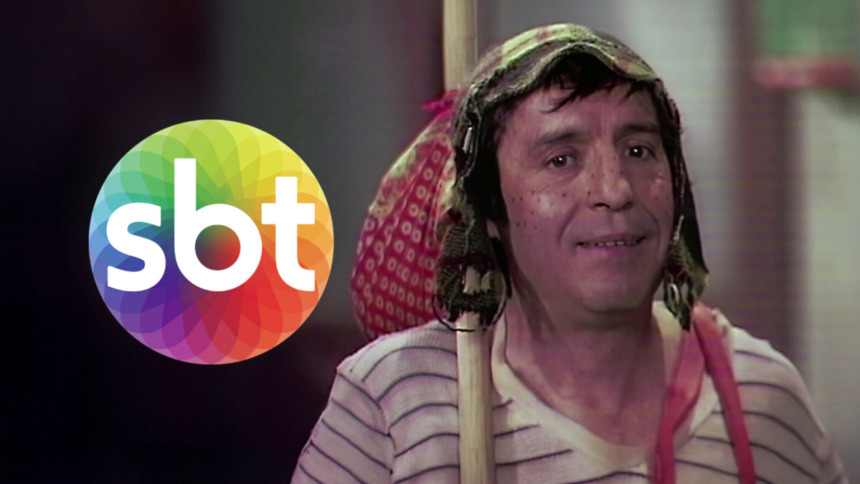Logo do SBT ao lado de Chaves que está sorrindo