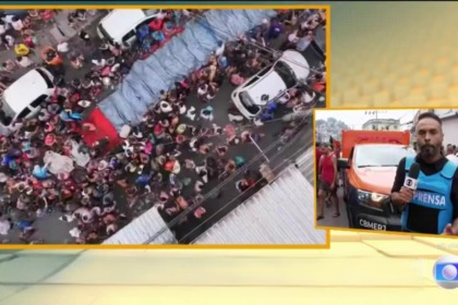 Imagens de helicóptero da TV Globo mostrando fileira de corpos cobertos por Lençóis na Penha, Rio de Janeiro
