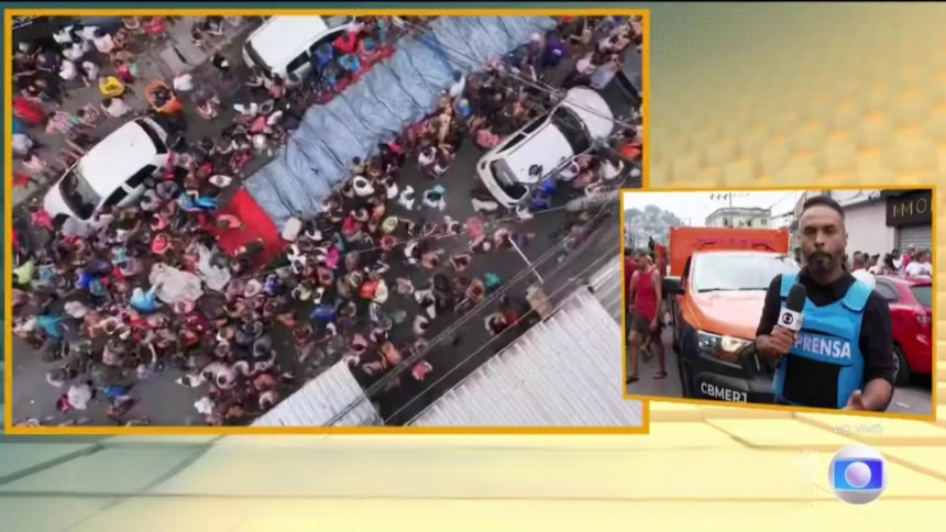 Imagens de helicóptero da TV Globo mostrando fileira de corpos cobertos por Lençóis na Penha, Rio de Janeiro