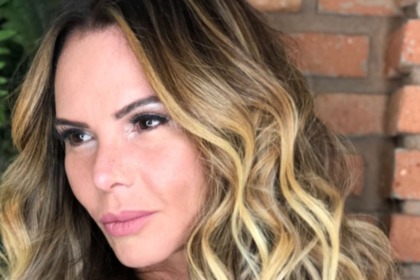 Cristina Mortágua sorridente e com o rosto virado em foto posada