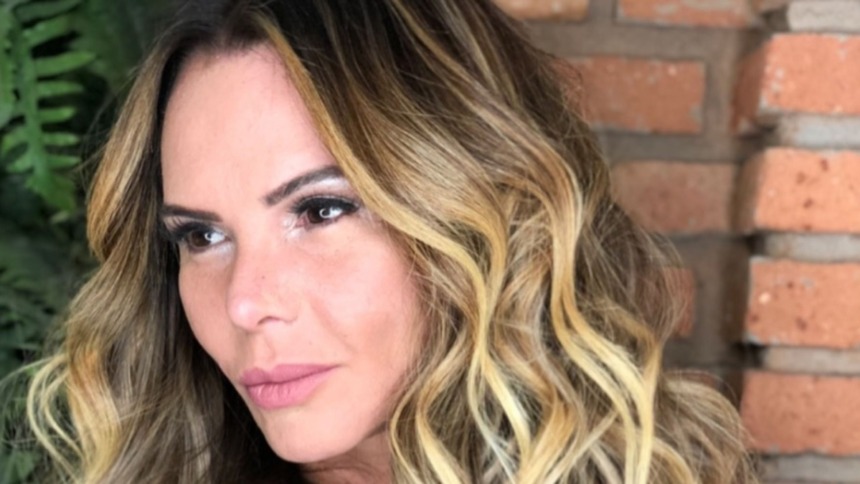 Cristina Mortágua sorridente e com o rosto virado em foto posada