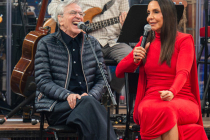 Serginho Groisman conversa com Caetano Veloso e Ivete Sangalo no palco do Altas Horas