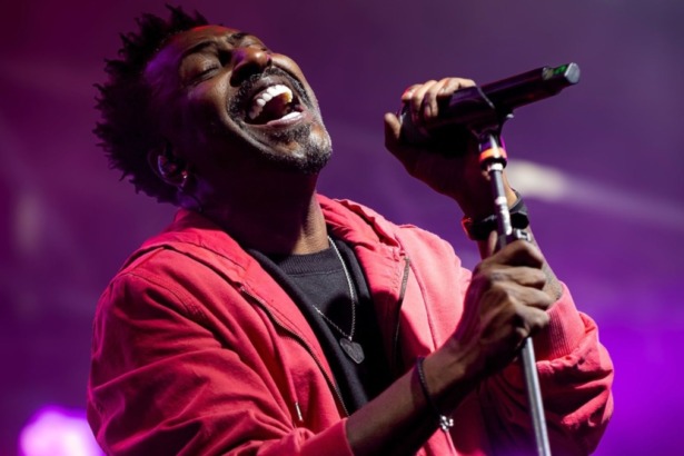 Dodô do Pixote com um microfone na mão em trecho de show
