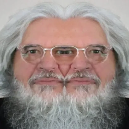 Dominic de barba e cabelo branco e de óculos de graus após o Quilos Mortais