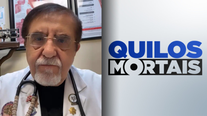 Dr. Now, em uma sala hospitalar, com estetoscópio cravejado de cristais ao anunciar que está vivo e preparando projetos no Quilos mortais