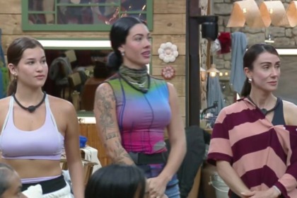 Duda, Rayane e Michelle enfileiradas, lado a lado, na sala de A Fazenda