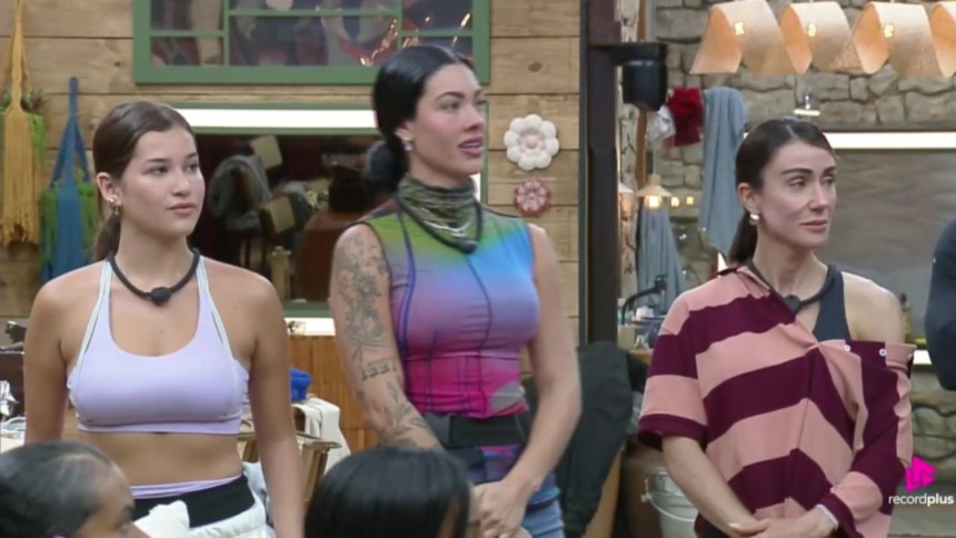 Duda, Rayane e Michelle enfileiradas, lado a lado, na sala de A Fazenda