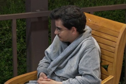 Dudu Camargo de roupão em conversa na área externa de A Fazenda