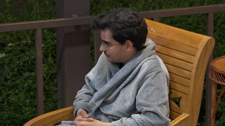 Dudu Camargo de roupão em conversa na área externa de A Fazenda