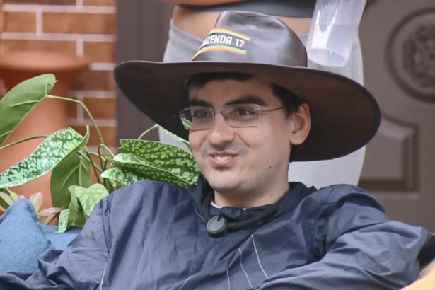Dudu Camargo sorrindo com o chapéu de fazendeiro antes de ir para o Rancho do Fazendeiro