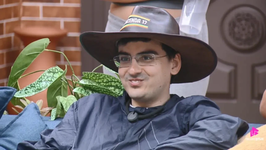 Dudu Camargo sorrindo com o chapéu de fazendeiro antes de ir para o Rancho do Fazendeiro