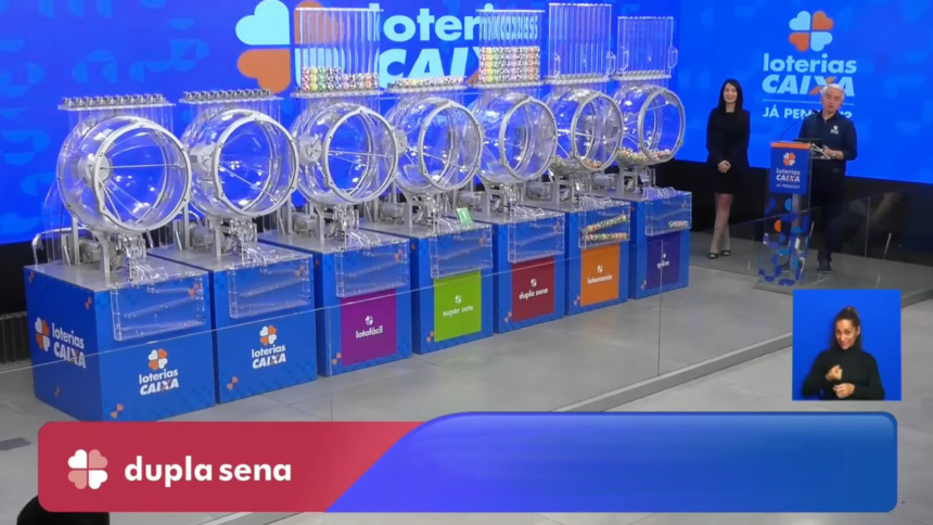 Bolas da Dupla Sena pronta pare descerem no globo do sorteio