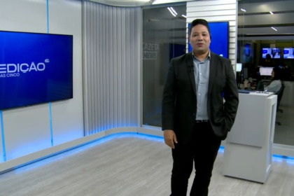 Rafael Alves no centro do cenário do Edição das Cinco na TV Gazeta