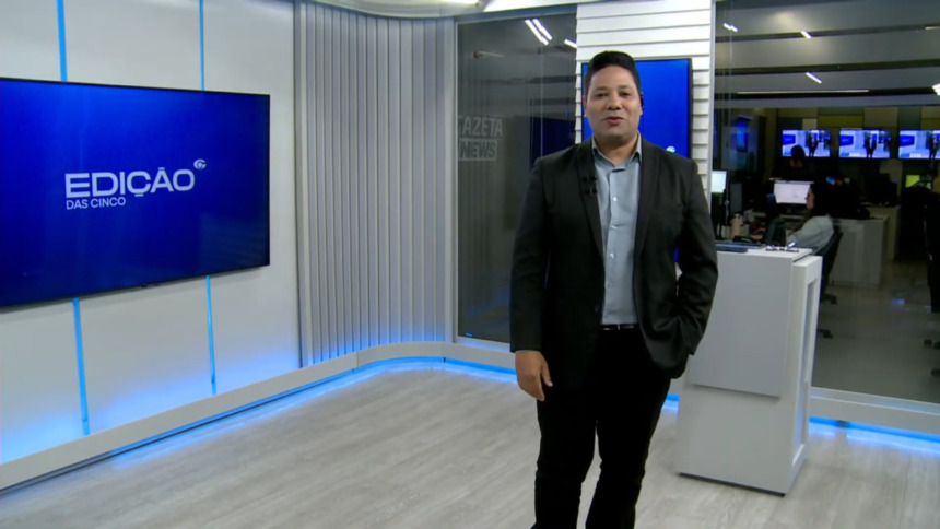 Rafael Alves no centro do cenário do Edição das Cinco na TV Gazeta
