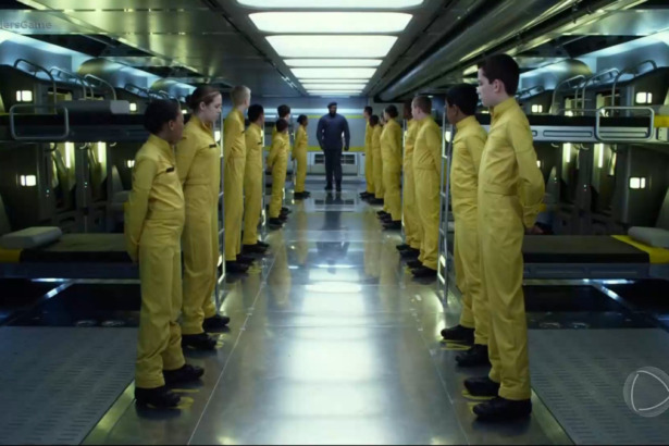 Crianças vestidas de macacão amarelo em um cenário futurista na cena do filme Ender’s Game: O Jogo do Exterminador